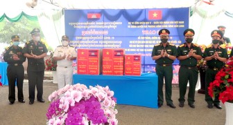 Bộ tư lệnh Quân khu 9 trao tặng vật tư y tế trị giá 2 tỷ đồng cho Quân đội Hoàng gia Campuchia