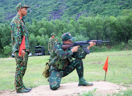 Kiểm tra “3 tiếng nổ thật” đối với chiến sĩ mới