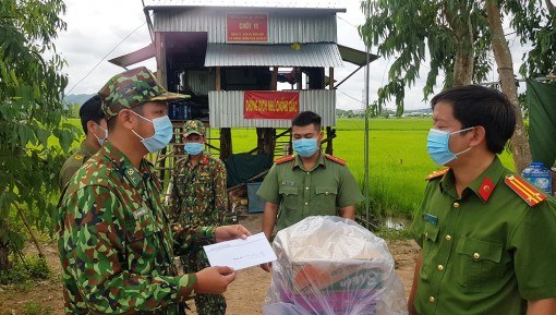 Công an TP. Long Xuyên thăm, tặng quà 12 chốt biên giới phòng, chống dịch bệnh COVID-19