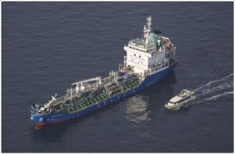 Tàu hàng Nhật Bản bị lật sau va chạm với tàu nước ngoài