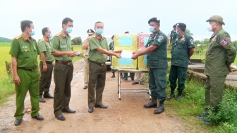 Công an huyện Tri Tôn tặng quà hỗ trợ lực lượng Campuchia