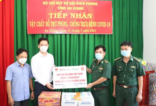 Bộ đội Biên phòng An Giang tiếp nhận vật tư y tế, nhu yếu phẩm phòng, chống dịch bệnh COVID-19