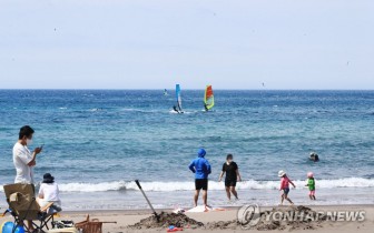 Du lịch đang cao điểm, đảo Jeju buộc phải giãn cách xã hội