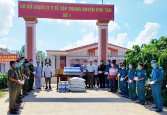 UBMTTQVN huyện Phú Tân và chùa An Hòa tặng quà khu cách ly y tế tập trung