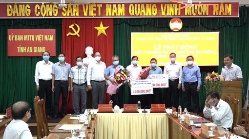 Toàn dân tham gia đợt cao điểm quyên góp ủng hộ phòng, chống dịch bệnh COVID-19