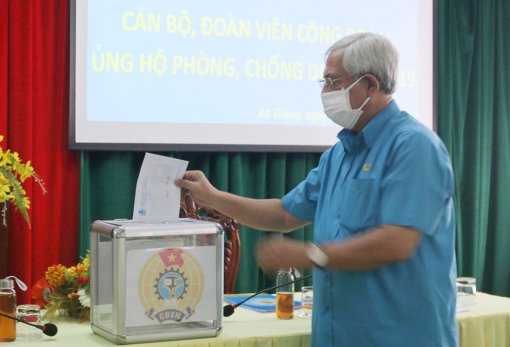 Các cấp công đoàn An Giang hưởng ứng đợt cao điểm quyên góp ủng hộ phòng, chống dịch bệnh COVID-19