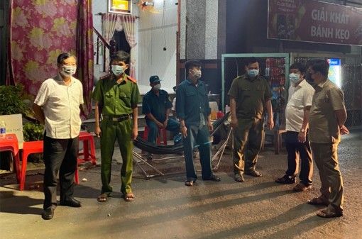 Chủ tịch UBND huyện Chợ Mới thăm, động viên cán bộ, chiến sĩ trực chốt kiểm tra y tế phòng, chống dịch bệnh COVID-19