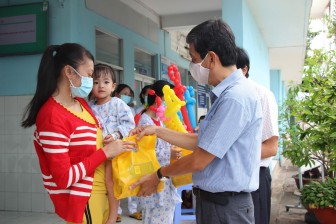 Trao 315 phần quà cho bệnh nhân nhi tại Bệnh viện Sản-Nhi An Giang