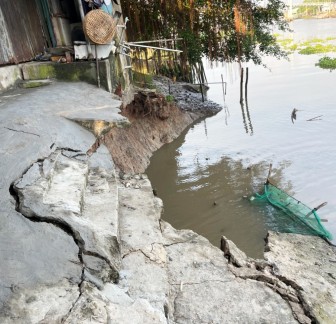 Sạt lở 20m ở xã Long Kiến, 1 căn nhà nguy cơ rơi xuống sông