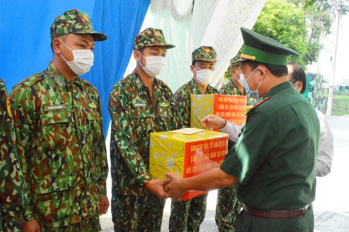 An Giang: Tặng quà cán bộ, chiến sĩ làm nhiệm vụ trên tuyến biên giới và người dân bị ảnh hưởng dịch bệnh COVID-19