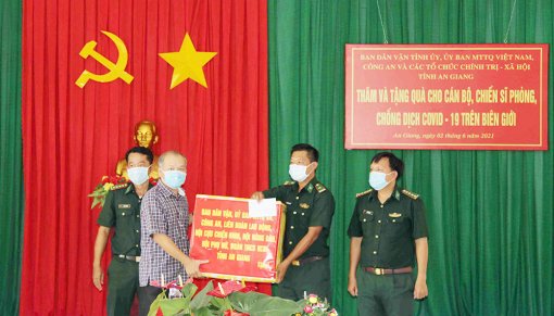An Giang: Thăm và tặng quà các chốt đang làm nhiệm vụ phòng, chống dịch và nhân dân bị ảnh hưởng dịch bệnh COVID-19
