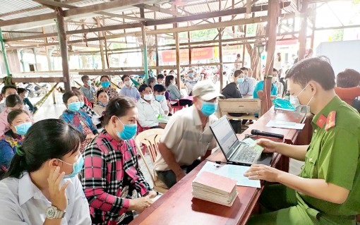 Công an huyện Châu Phú nỗ lực hoàn thành chỉ tiêu làm căn cước công dân