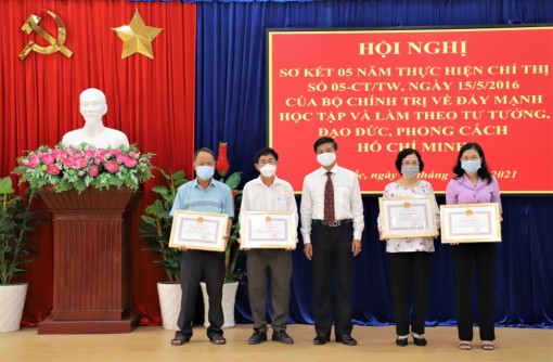 Người đứng đầu gương mẫu học Bác