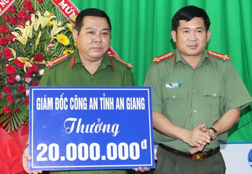 Công an 2 huyện Chợ Mới và Châu Phú được Giám đốc Công an tỉnh An Giang thưởng nóng