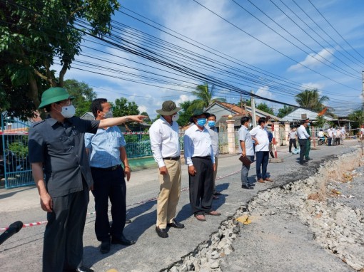 Bí thư Tỉnh ủy Lê Hồng Quang kiểm tra tình hình sạt lở và làm việc  với lãnh đạo huyện Chợ Mới về tình hình phát triển kinh tế- xã hội