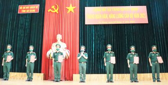 Ban Thường vụ Đảng ủy Quân sự tỉnh An Giang công bố và trao quyết định thăng quân hàm và nâng lương sĩ quan
