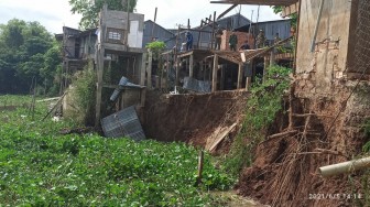 Sạt lở nghiêm trọng ở thị trấn An Phú, bếp 2 căn nhà dân bị sụp xuống sông