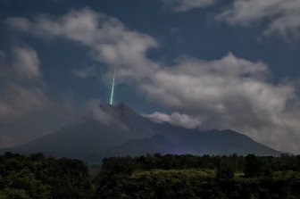 Vệt sáng xanh bí ẩn chiếu thẳng xuống đỉnh núi lửa
