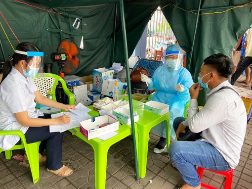 Test nhanh đối với lái xe và người ngồi trên xe vận tải hàng hoá đi từ vùng có dịch về An Giang