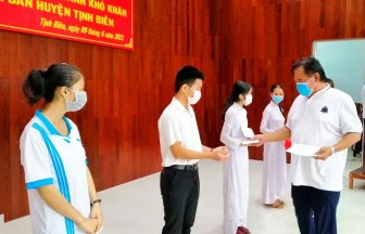 Trao 20 suất học bổng cho học sinh nghèo huyện Tịnh Biên