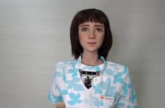 Ra mắt robot y tá mới, là 'em gái' của người máy Sophia