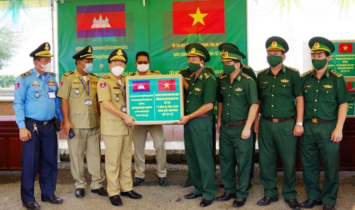 Bộ đội Biên phòng tỉnh An Giang hỗ trợ vật chất trị giá 2 tỷ đồng phục vụ phòng, chống dịch bệnh COVID-19 cho lực lượng bảo vệ biên giới Campuchia