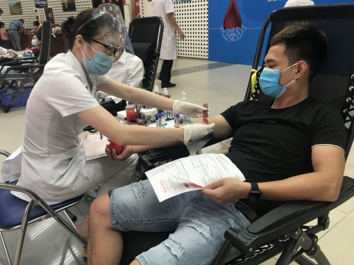 Máu hiến từ người đã tiêm vaccine rất tốt để điều trị cho bệnh nhân COVID-19