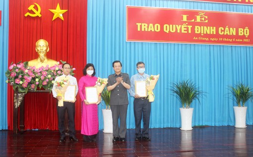 Ban Thường vụ Tỉnh ủy An Giang trao quyết định cán bộ