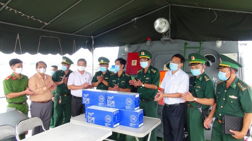 Lãnh đạo Bộ Chỉ huy Bộ đội Biên phòng tỉnh và TX. Tân Châu thăm các đơn vị tham gia công tác phòng, chống xuất, nhập cảnh trái phép trên tuyến sông Tiền