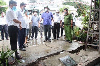 Chủ tịch UBND tỉnh An Giang Nguyễn Thanh Bình khảo sát, chỉ đạo xử lý khắc phục sạt lở Tỉnh lộ 946