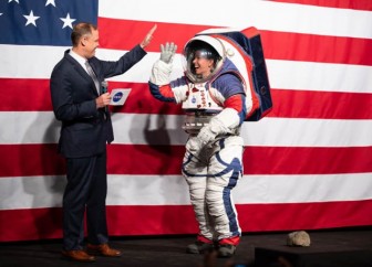 NASA ra mắt bộ đồ phi hành gia giá 300 triệu USD để khám phá Mặt Trăng