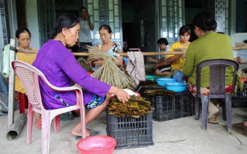 Làng bánh ú tro vào vụ Tết Đoan Ngọ