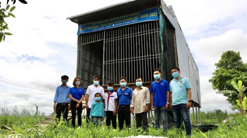 Hội đồng Đội huyện Châu Thành bàn giao “Ngôi nhà khăn quàng đỏ”