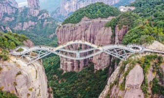 Cầu uốn lượn giữa 2 vách núi cao 140 m ở Trung Quốc gây "bão" mạng xã hội