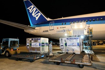 Gần 1 triệu liều vaccine COVID-19 của Nhật Bản tặng Việt Nam đã về đến sân bay Nội Bài