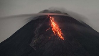 Núi lửa Merapi của Indonesia lại phun trào khí nóng, lan xa 2km