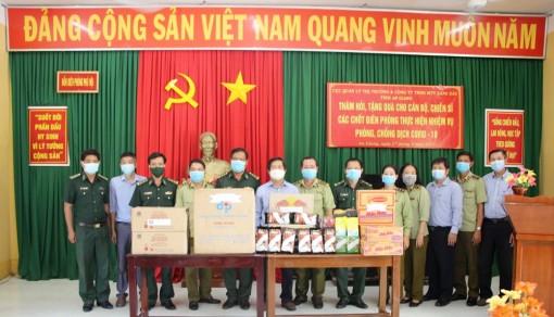 Cục Quản lý thị trường An Giang và Công ty TNHH MTV Xăng dầu An Giang tặng quà các chốt biên phòng