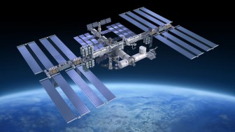 Các nhà du hành lắp đặt tấm năng lượng Mặt Trời trên ISS