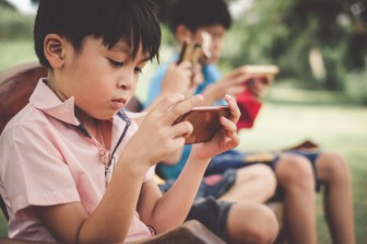 Có nên cấm trẻ sử dụng màn hình hoàn toàn?