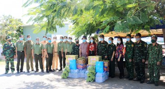 Hội Liên hiệp Phụ nữ tỉnh An Giang thăm, tặng quà lực lượng làm nhiệm vụ phòng, chống dịch bệnh COVID-19 trên sông Tiền