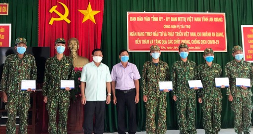 Lãnh đạo UBMTTQVN và Ban Dân vận Tỉnh ủy An Giang thăm, động viên cán bộ, chiến sĩ phòng, chống dịch bệnh COVID-19 biên giới Tri Tôn