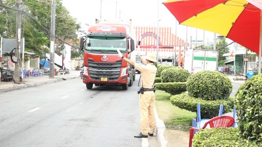 Ra quyết định xử phạt 979 trường hợp vi phạm trật tự an toàn giao thông