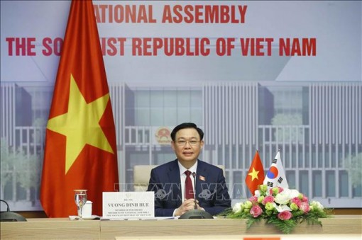 Chủ tịch Quốc hội Vương Đình Huệ hội đàm trực tuyến với Chủ tịch Quốc hội Hàn Quốc