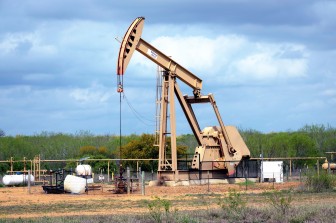 Giá dầu Brent vượt ngưỡng 76 USD/thùng