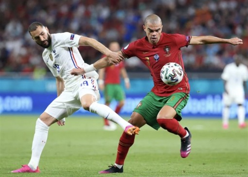 Ronaldo san bằng kỷ lục, Bồ Đào Nha chật vật qua vòng bảng