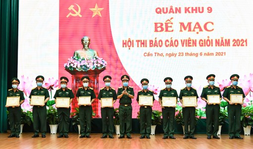 Đại tá Nguyễn Thúc Linh, Phó Chính ủy Bộ Chỉ huy Quân sự tỉnh An Giang đoạt giải ba đối tượng cấp trên cơ sở tại Hội thi Báo cáo viên giỏi cấp quân khu