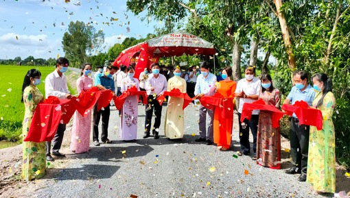 Phường Núi Sam khánh thành công trình láng nhựa đường bờ đông kênh Xuất Khẩu Đứng