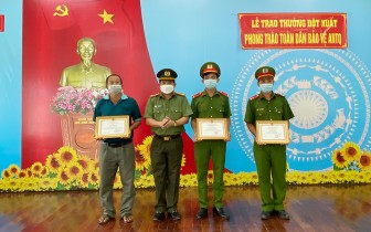 Giám đốc Công an tỉnh An Giang khen thưởng đột xuất 3 cá nhân truy bắt trộm