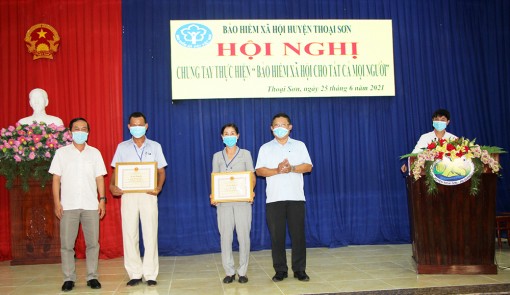 Bảo hiểm xã hội An Giang khen thưởng và hỗ trợ người tham gia BHXH tự nguyện