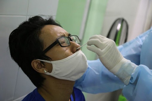 Bệnh nhân nội trú xét nghiệm COVID-19 định kỳ 7 ngày/lần